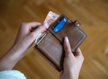 приставы списали пособия: что делать и можно ли вернуть - фото - 1